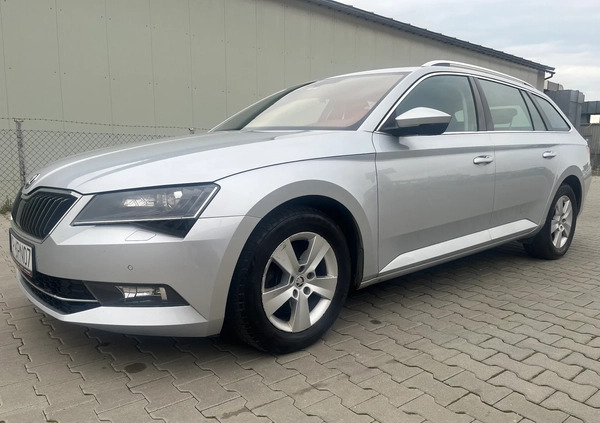 Skoda Superb cena 69900 przebieg: 142000, rok produkcji 2017 z Rymanów małe 466